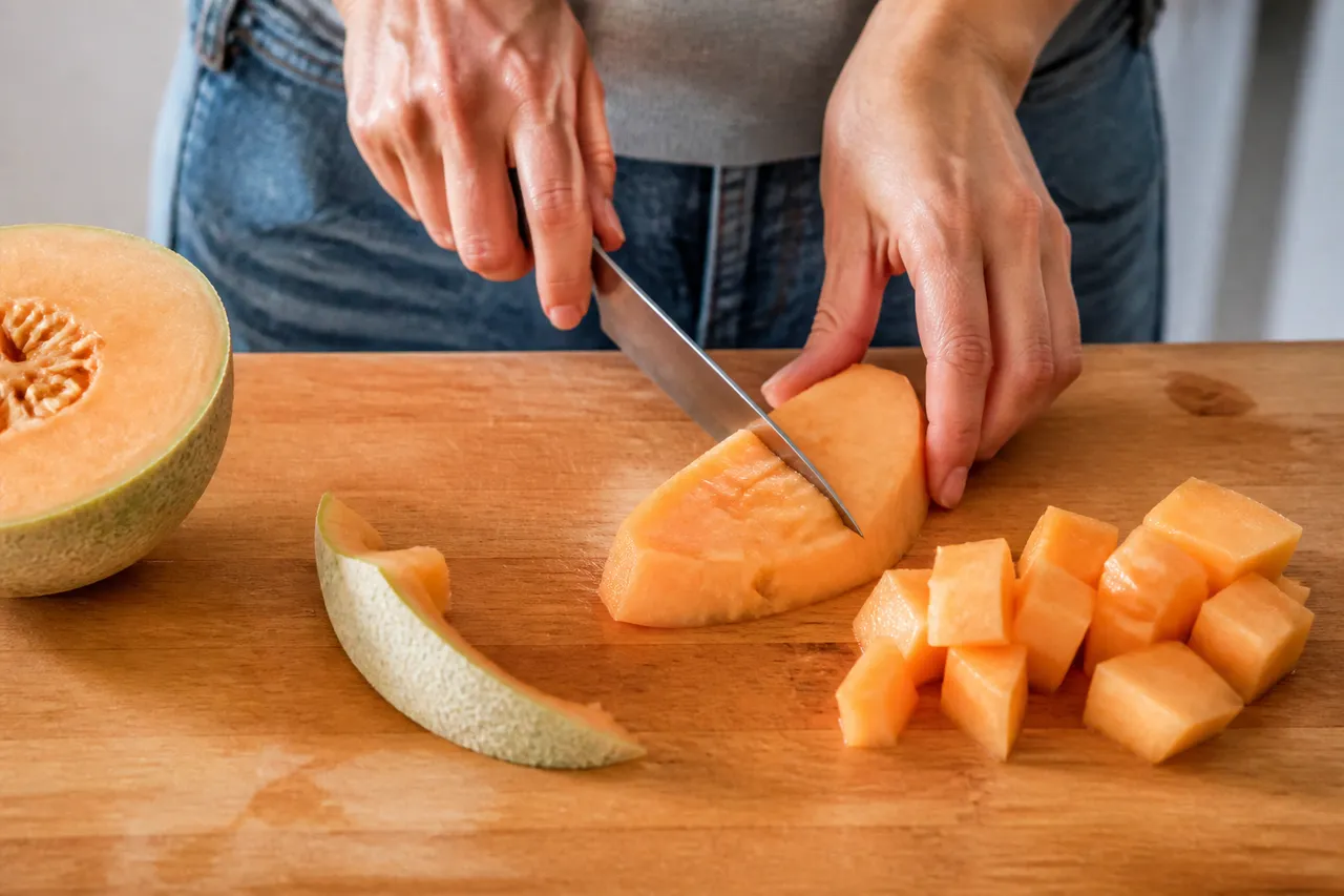 Découpe du melon d'eau de grand-mère avant la confiture