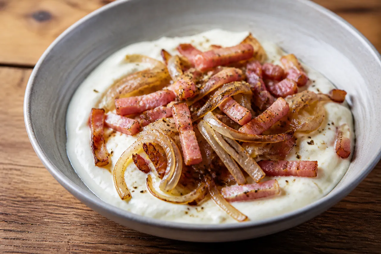 Ingrédients d'une flammekueche alsacienne : crème, fromage blanc, oignons