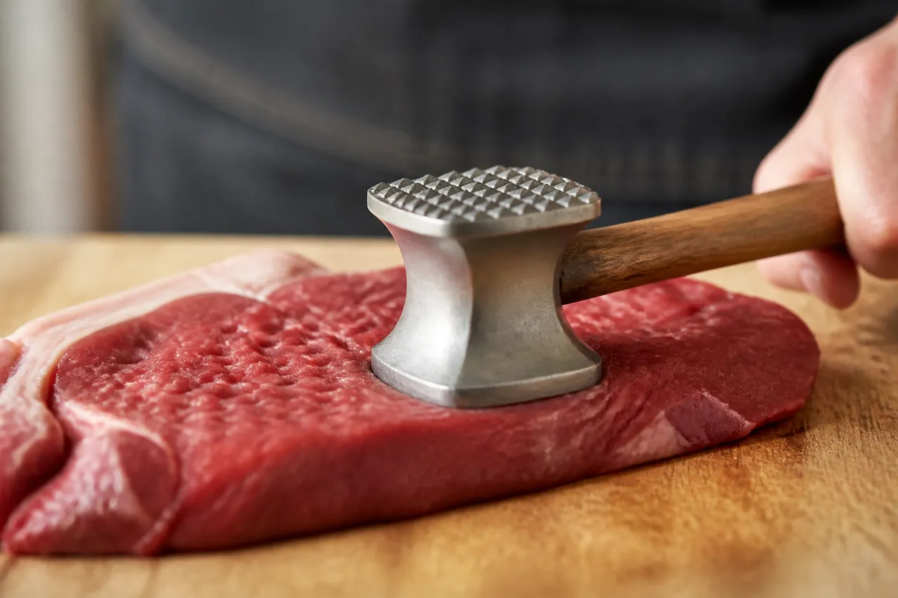 Attendrir une viande de bœuf avec un maillet
