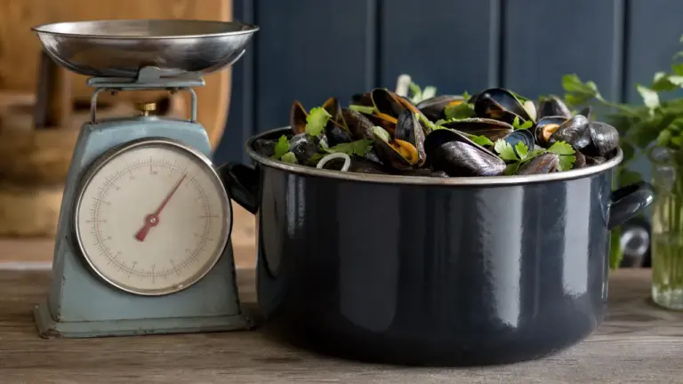 Combien de moules pour 5 personnes : moules et balance de cuisine