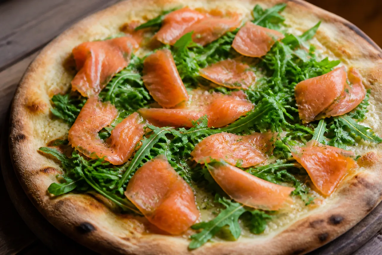 Garnitures gourmandes de pizza avec saumon fumé et roquette