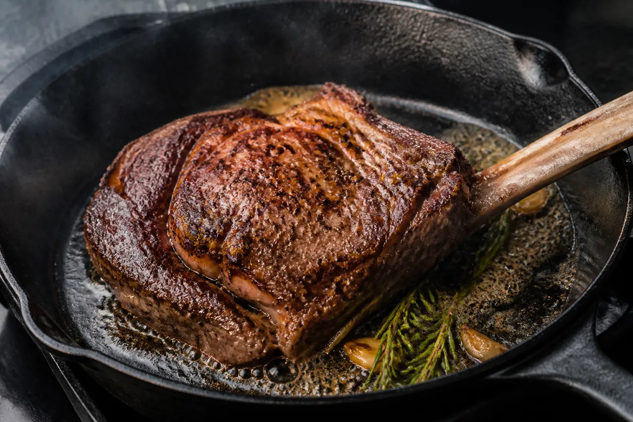Saisie d'une côte de bœuf à la poêle avant cuisson au four