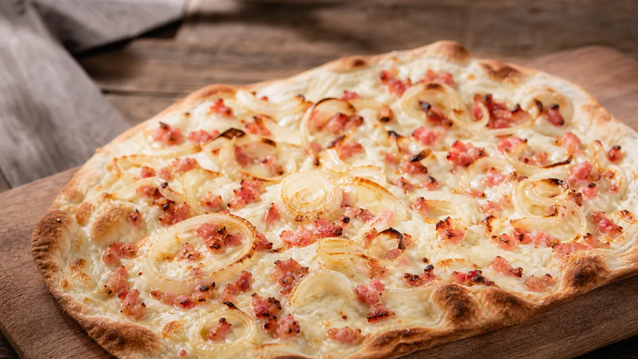 Flammekueche alsacienne traditionnelle avec oignons et lardons